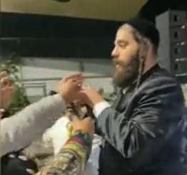 צפו: ראש העיר תועד מחלק סיגריות לקטינים בני 15