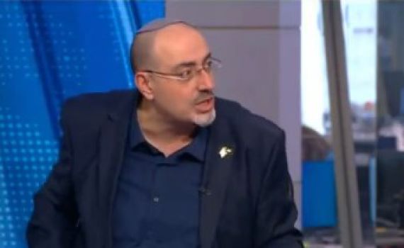 צפו: הח"כ העיף את ידו של גיא פלג ונטש בזעם