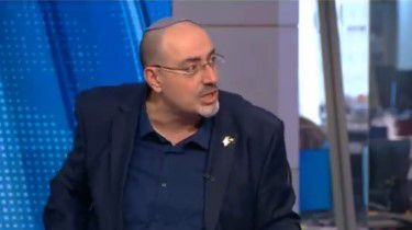 צפו: הח"כ העיף את ידו של גיא פלג ונטש בזעם