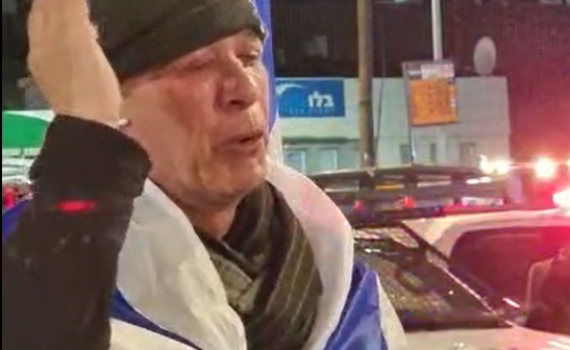 מרגש: מפגין בכה בעת שמיעת השיר "שלום עליכם"