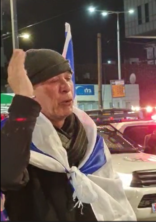 מרגש: מפגין בכה בעת שמיעת השיר "שלום עליכם"