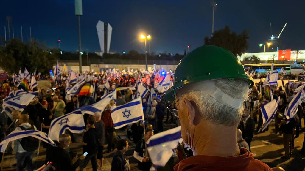 מאות מפגינים מתאספים בקניון איילון לקראת הצעדה