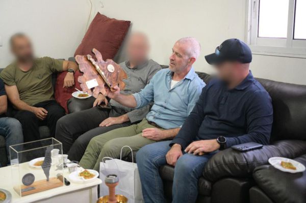 ראש השב"כ נפגש עם לוחמי יחידת המסתערבים