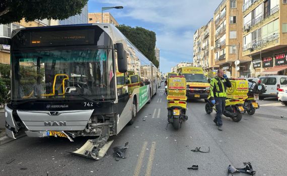 בת ים: רוכב אופנוע דרס 2 ילדים ונפגע מאוטובוס