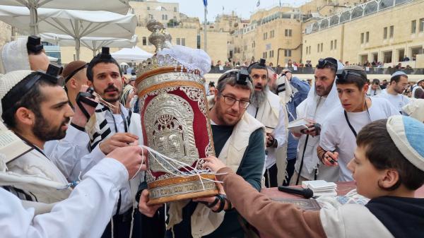בהשתתפות משפחת יניב: תפילה המונית לאחדות. צפו