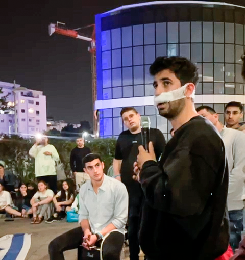 מרגש: תפילה לרפואת פצועי הפיגוע בת"א. צפו: