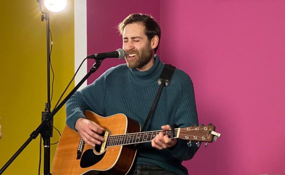 צפו: ניב דמירל מבצע את "מקום רחוק" | לייב בדסק