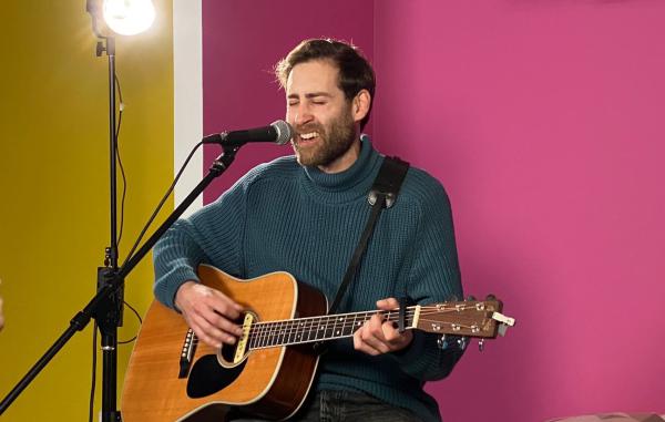 צפו: ניב דמירל מבצע את "מקום רחוק" | לייב בדסק