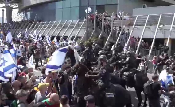 בסוסים ורימוני הלם: כך נראה פינוי המפגינים באיילון