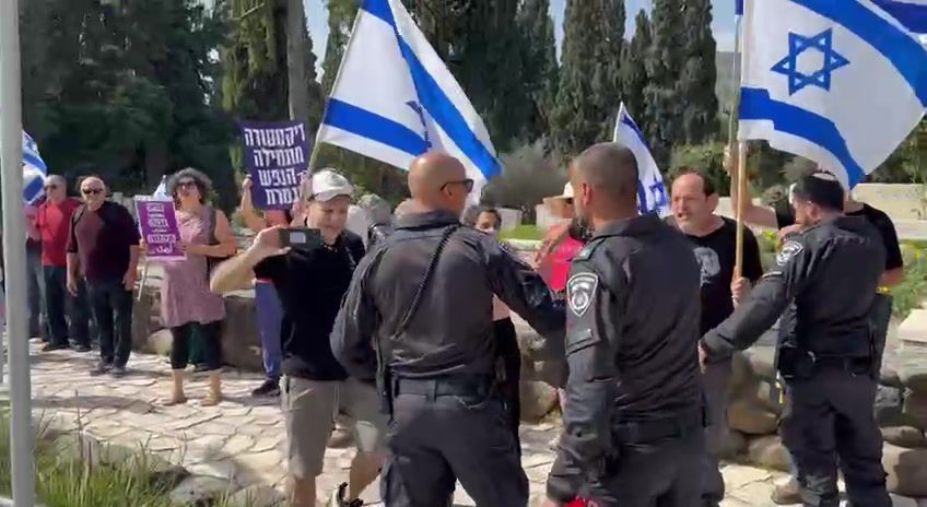 אין גבולות: מפגיני שמאל מחללים את האזכרה בתל חי