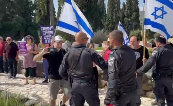 אין גבולות: מפגיני שמאל מחללים את האזכרה בתל חי