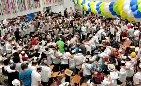 צפו: החגיגות שאחרי המגילה בישיבת שבי חברון