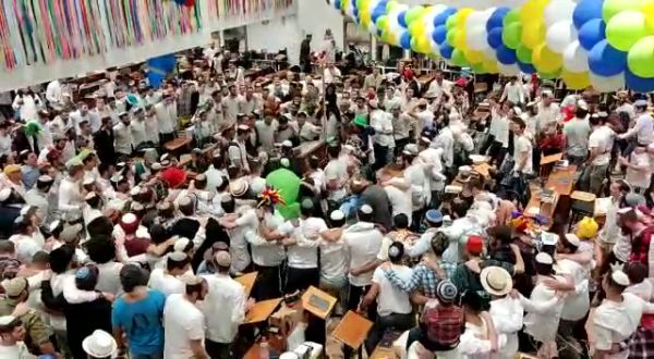 צפו: החגיגות שאחרי המגילה בישיבת שבי חברון
