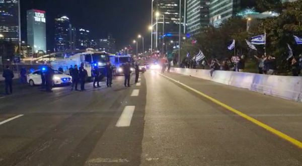 המשטרה חסמה את איילון כדי לפזר את המפגינים. צפו