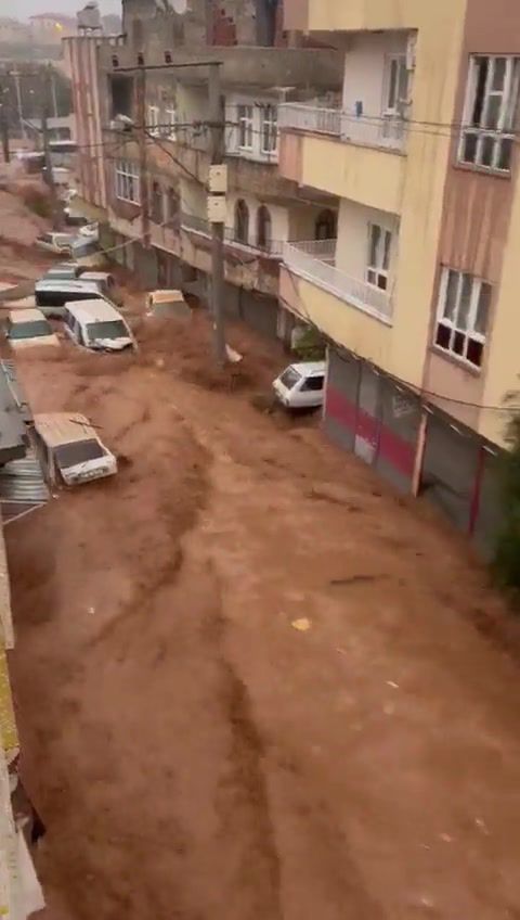 אחרי רעידת האדמה: שיטפונות כבדים בטורקיה