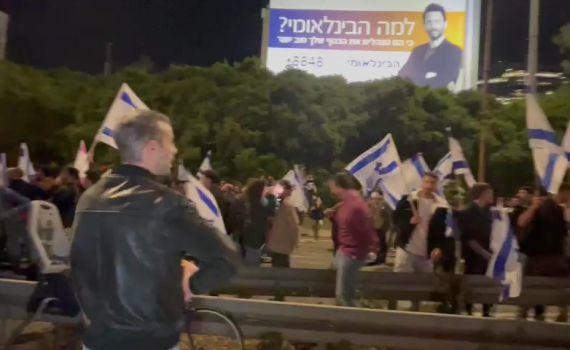 פרשים ומכ"תזית: צפו בפינוי המפגינים שחסמו את איילון