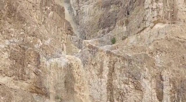 מרהיב: מפל עיט שוצף; נחל קומראן בשיטפון