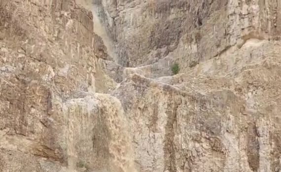 מרהיב: מפל עיט שוצף; נחל קומראן בשיטפון