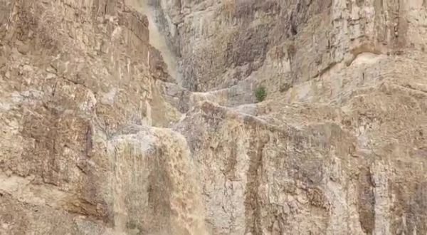 מרהיב: מפל עיט שוצף; נחל קומראן בשיטפון