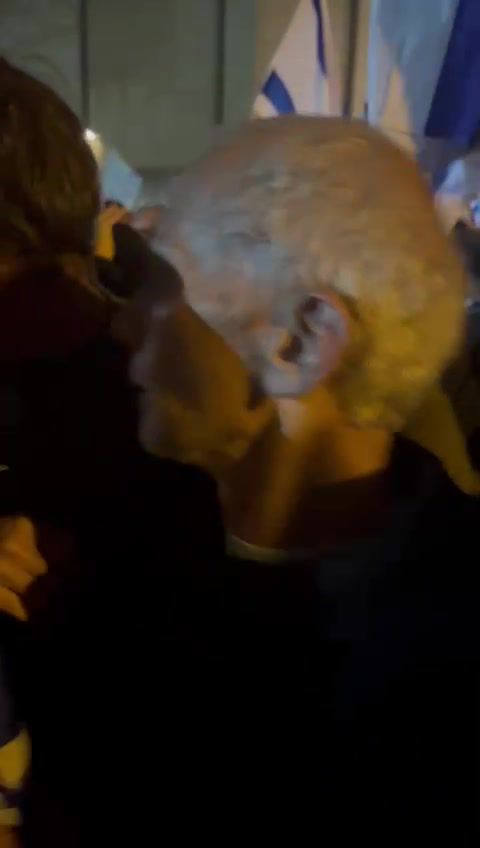 תיעוד: השר לשעבר עמר בר לב הותקף בהפגנה בפ"ת