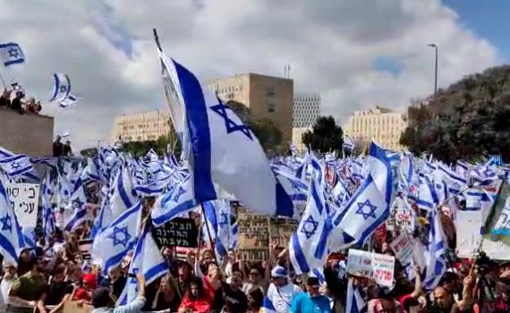 בגלל ציוץ: אחד ממובילי המחאה זומן לחקירה