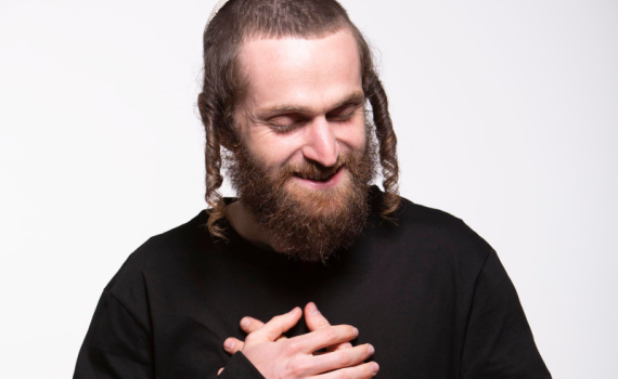 המוזיקאי והיוצר הצעיר בשיר מקפיץ וחדש: "נקודות"