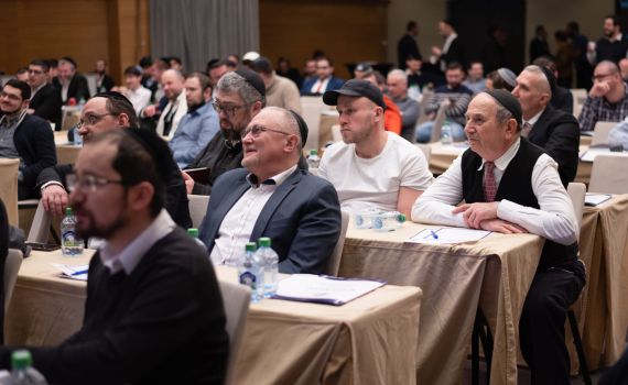 בכיכר האדומה: אוליגרכים ובני ישיבות למדו תורה