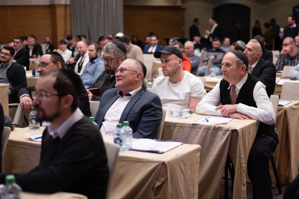 בכיכר האדומה: אוליגרכים ובני ישיבות למדו תורה