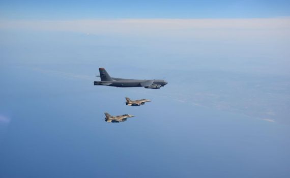 תמונת היום:  מטוסי F-16 מלווים מפציץ B-52