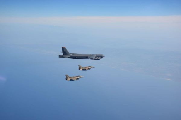 תמונת היום:  מטוסי F-16 מלווים מפציץ B-52
