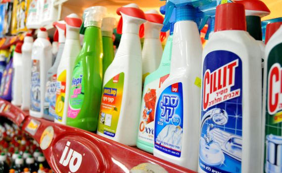 בני ברק: פעוטה שתתה חומר ניקוי; פונתה במצב קל