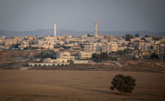 לבד, בלילה, ליד רהט: ביקשו שאנשק להם את הרגליים