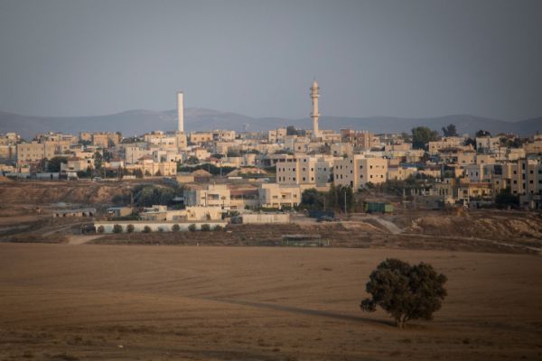 לבד, בלילה, ליד רהט: ביקשו שאנשק להם את הרגליים