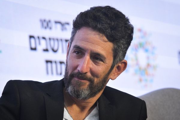 בגלל ציוץ: שוטרים הגיעו לביתו של אורי משגב. צפו