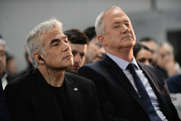 לקראת ממשלת חירום: נתניהו שוחח עם גנץ ולפיד