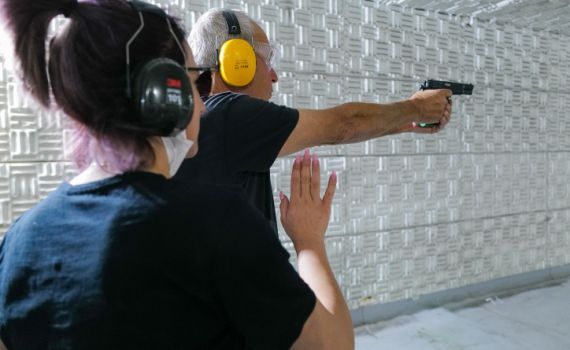 השרה חשפה: ימים טרופים; הוצאתי רשיון לנשק