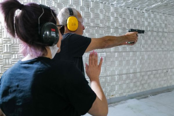 השרה חשפה: ימים טרופים; הוצאתי רשיון לנשק