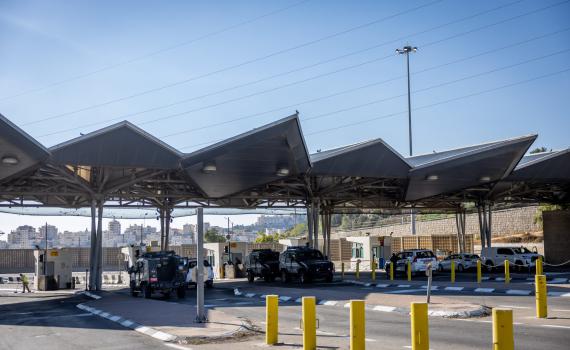 ניסיון דריסה מול מעבר 300: שני לוחמים נפצעו קל