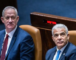 "מהלך מפגר": יש עתיד יוצאת ב-100 קמ"ש נגד בני גנץ