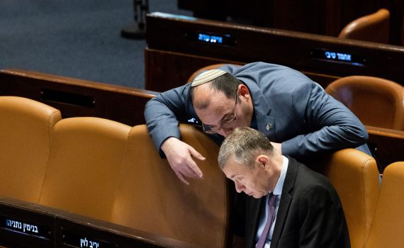 כמו ב"משפט" של קפקא – מחזה ושמו דמוקרטיה