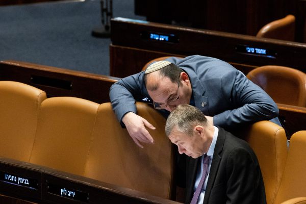 כמו ב"משפט" של קפקא – מחזה ושמו דמוקרטיה