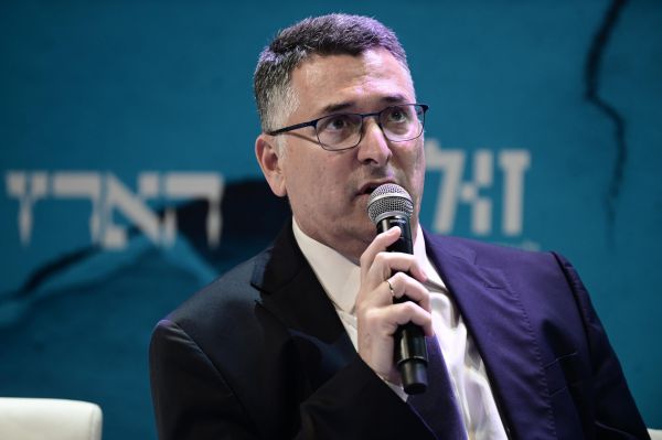 סער בשיחות סגורות: "לוין מחבל במשא ומתן"