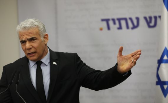 לפיד תוקף: "נתניהו כבר נבצר, הוא איבד שליטה"