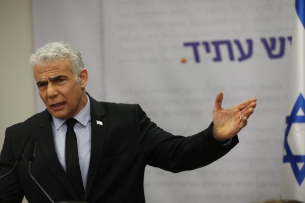 לפיד תוקף: "נתניהו כבר נבצר, הוא איבד שליטה"