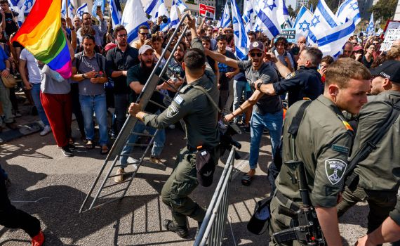 הקצין שזרק רימון הלם לעבר מפגינים יקבל תעודת מצטיין