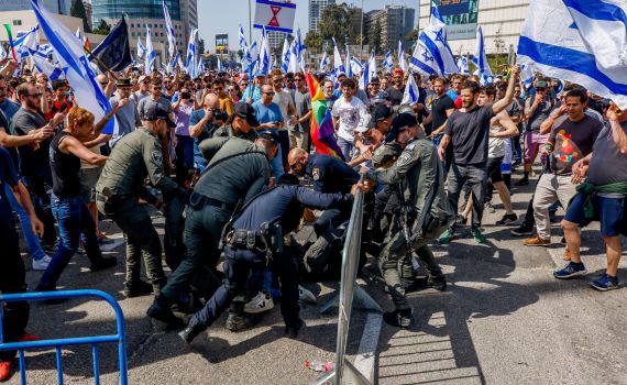 המשטרה מפזרת את חוסמי איילון ברימוני הלם וסוסים