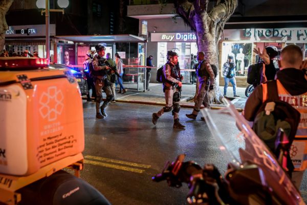 פיגוע ירי בתל אביב; שלושה פצועים בהם אחד אנוש