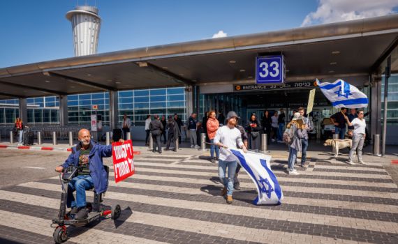המחאה ומסוק ההטעייה: כך הגיע נתניהו לנתב"ג