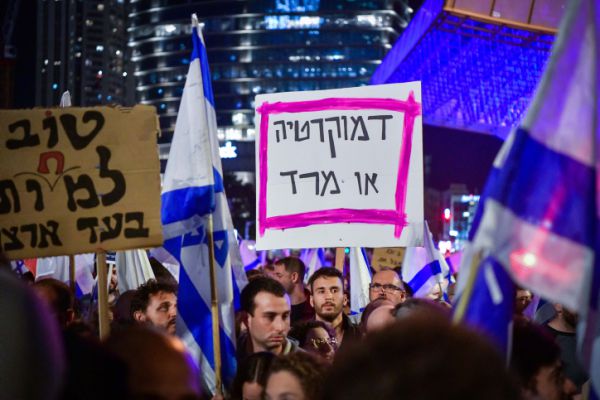 'אדריכל ההפיכה': לראשונה – הפגנה מול בית של ח"כ חרדי