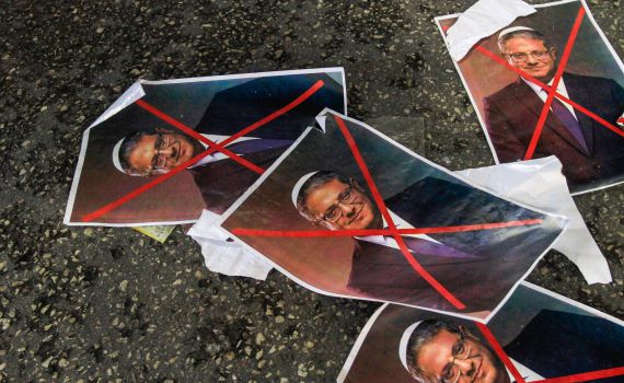 מול בית הכנסת עם מגפון: "מה עם טיפה כבוד לדת?"